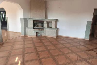 Casă cu 5 camere cu Teren 1600 Mp în Central - 1