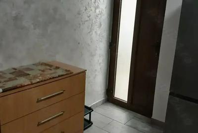 Vand garsoniera la curte
