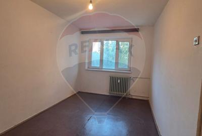 DE VANZARE Apartament cu 4 camere in zona 1 DECEMBRIE 1918 - 12
