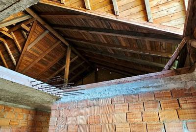 Proprietate la rosu, situata la 15 km de oras - 6