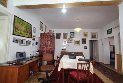 Duplex cu 7 camere cu Canalizare în Central - 8