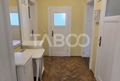 Apartament cu 3 camere semidecomandat, mobilat în Central