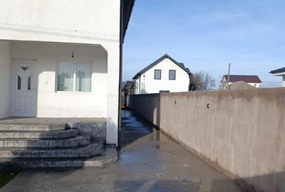 Casă cu 4 camere în Poarta Albă
