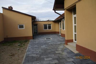 Casa renovata cu 2 corpuri si gradina in Caransebes - 9