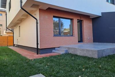 Casă cu 5 camere cu Canalizare în Sud - 1