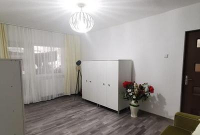 Apartament 3 camere , etaj 1, zona Piata Centrala