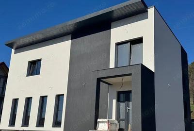 Casă cu 4 camere cu Teren 1620 Mp în Curtea de Argeș - 1