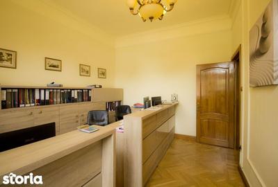 Casă cu 10 camere cu Canalizare în Central - 3