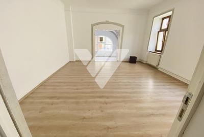 Spațiu comercial, de 75 mp, în Central - 4