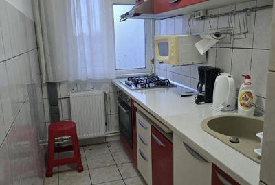 Apartament cu 3 camere semidecomandat în Tomis Nord