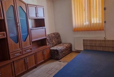 Apartament cu 3 camere decomandat în Lazaret - 1