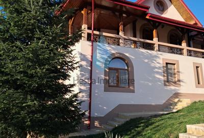 Casă cu 7 camere cu Canalizare în Bucium - 1