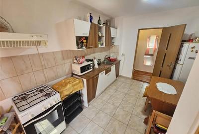 Apartament cu 3 camere decomandat în Micro IV - 10
