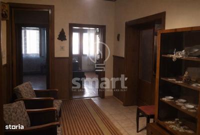 Apartament cu 4 camere decomandat în Central
