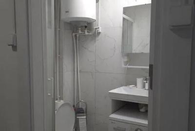 Garsoniera de vanzare , etaj 1 din 4. Mobilata ?i utilata. Baie cu WC