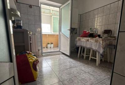 - Apartament 3 camere decomandat, Buzaului, etaj 3, suprafat - 4