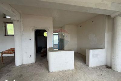 Casă cu 6 camere cu Teren 2681 Mp în Central - 11