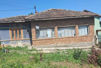 Casă cu 3 camere cu Teren 2000 Mp în Hotarele