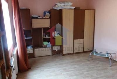 Casă cu 5 camere cu Teren 231 Mp în Chercea
