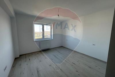 Apartament cu 3 camere decomandat în Tractorul - 3