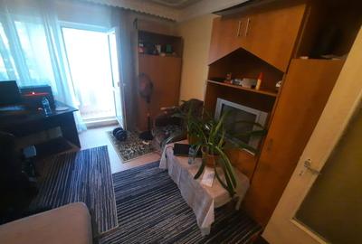 Apartament cu 1 camera decomandat, etaj 1/6, zona Frumoasa