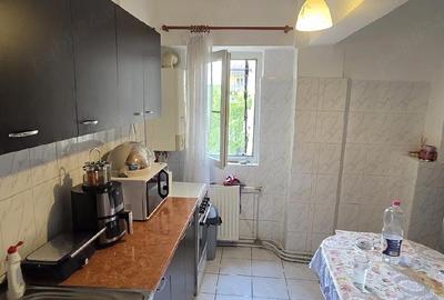 Apartament cu 3 camere decomandat în Micro 16
