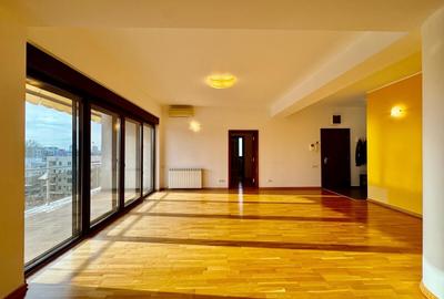 Apartament cu 4 camere semidecomandat în Floreasca
