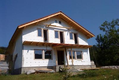Casă de vacanță sau permanentă, pe deal, cu curte terasată și priveliște superbă - 12