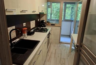 Apartament cu 2 camere semidecomandat, mobilat în Central