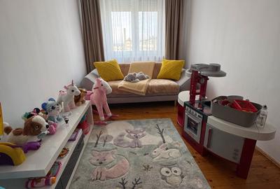 Apartament cu 3 camere semidecomandat în Central - 1
