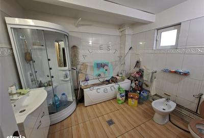 Casă cu 6 camere cu Teren 2400 Mp în Bartolomeu