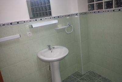 Casă cu 30 camere cu Canalizare în 13 Septembrie - 2