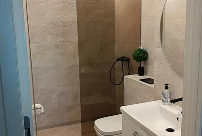 Apartament cu 3 camere semidecomandat în Văcăresti