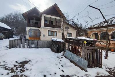 Casă cu 6 camere cu Teren 2080 Mp în Gura Foii - 2