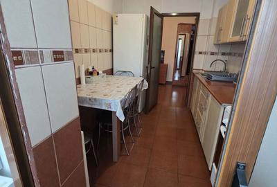 Apartament cu 3 camere decomandat în Ostroveni