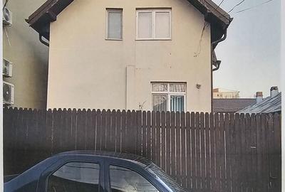 Casă cu 4 camere cu Teren 394 Mp în Central - 1