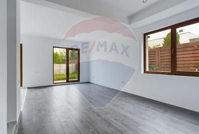 Casă cu 5 camere cu Teren 1000 Mp în Ostratu - 9