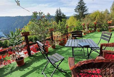 Casă cu 10 camere cu Teren 700 Mp în Durău - 2