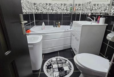Apartament cu 3 camere decomandat, mobilat în Micro 3 - 5