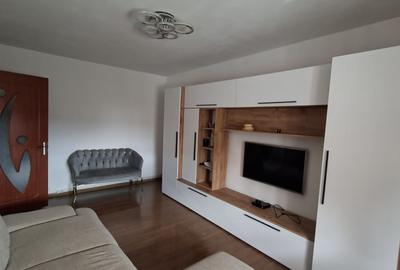 Apartament cu 3 camere decomandat în Petros - 1