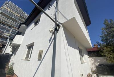 Casă individuală cu 5 camere în Dristor