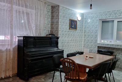 Casă cu 6 camere cu Canalizare în Central - 2