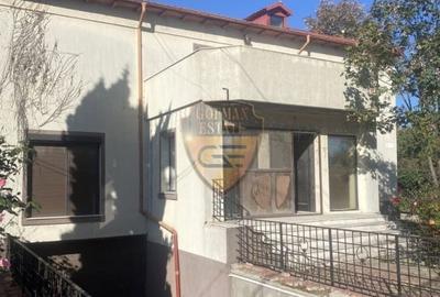 Vila central Eforie Nord , 12 dormitoare, 12 bai, living, bucatarie - 4