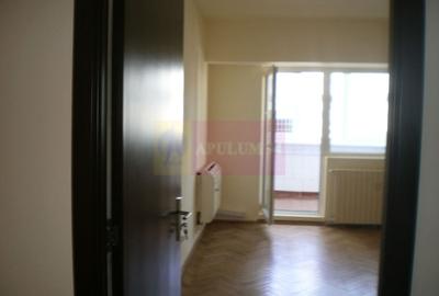 Apartament cu 3 camere decomandat în Decebal