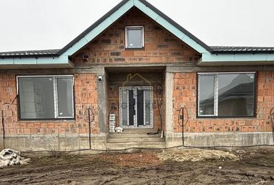 Casă individuală cu 4 camere cu Teren 400 Mp în Săbăreni - 1