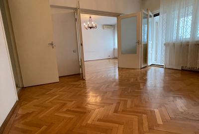 Apartament cu 3 camere circular în P-ța Universității