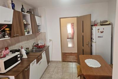 Apartament cu 3 camere decomandat, mobilat în Micro IV - 22