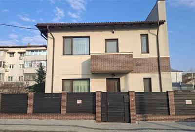 Casă individuală cu 6 camere cu Canalizare în Central - 2