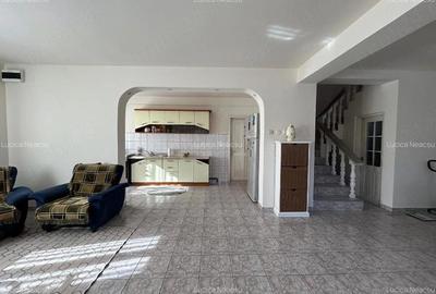 Casă cu 5 camere cu Teren 1150 Mp în Central - 2