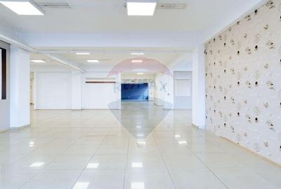 Spațiu comercial, de 1,000 mp, în Calea București - 11